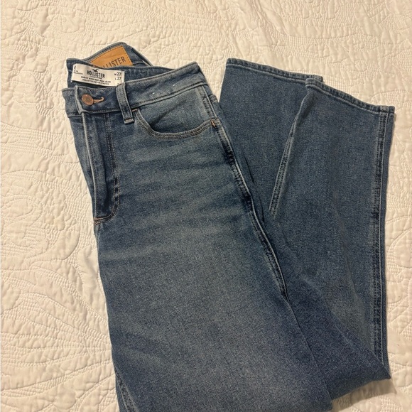 Hollister Curvy High-Rise Mom Jeans - Picture 3 of 9